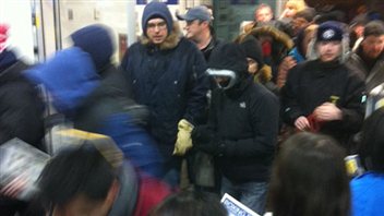 Des acheteurs se précipitent à l'intérieur du magasin Best Buy de la rue St James à Winnipeg pour profiter des soldes Après-Noël.