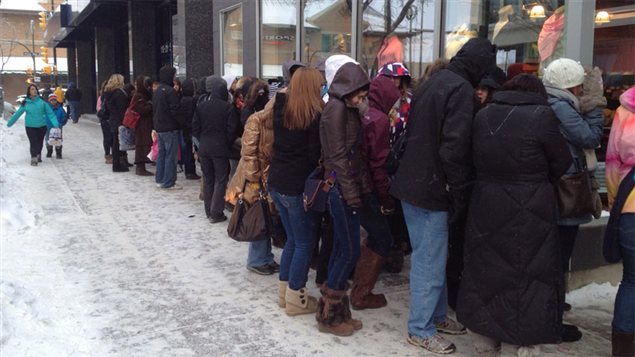 Une cinquantaine d'acheteurs en quête d'aubaines font la file par -30 Celcius devant le magasin Lululemon de Saskatoon le 26 décembre.