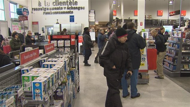 Les consommateurs sont nombreux chez Future Shop.