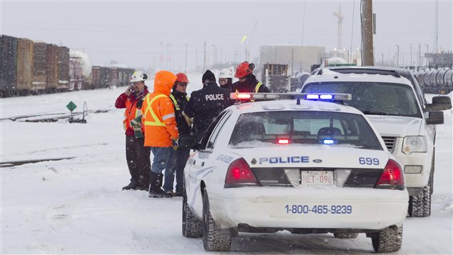 Des enquêteurs et employés du CN sur le lieu de l'accident à Edmonton