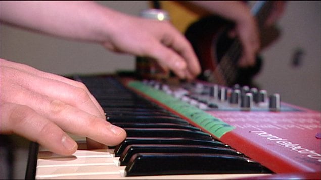 Un musicien jouant du clavier