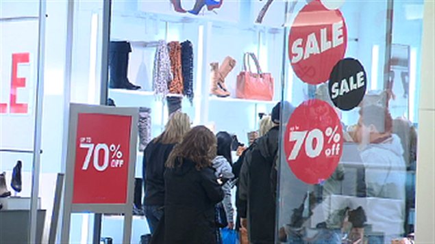 Des acheteurs se précipitent à l’intérieur d'un magasin à Winnipeg au Manitoba l’an dernier lors du « Boxing Day » pour profiter des soldes après-Noël.