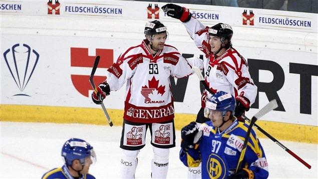 L'attaquant canadien Byron Ritchie (gauche) célèbre un but avec Matt Duchene (droite).