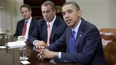 Le président américain Barack Obama avec, à sa droite, le chef de file des républicains à la Chambre des représentants, John Boehner, et le secrétaire au Trésor, Timothy Geithner 