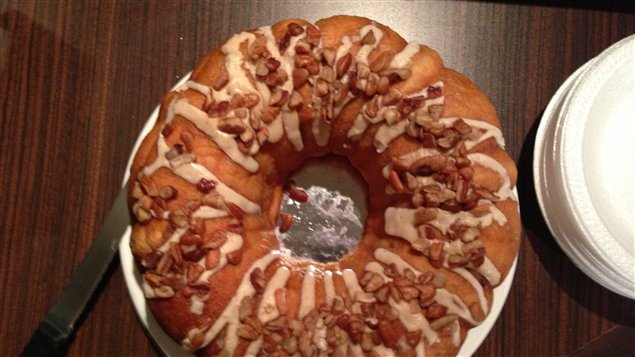 La brioche offerte � l'�quipe par la boulang�re Marie-Anne Rainville