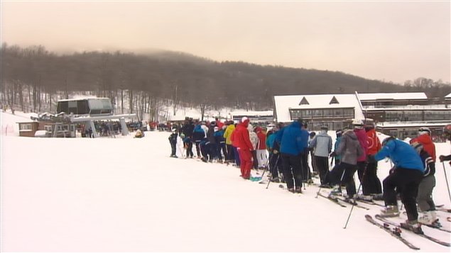 Des skieurs attendent pour prendre le remonte-pente au Mont-Orford.