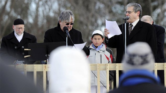 Quelques dizaines de résidants se sont joints aux représentants catholiques, méthodistes, bouddhistes, musulmans et d'autres congrégations religieuses pour la cérémonie.