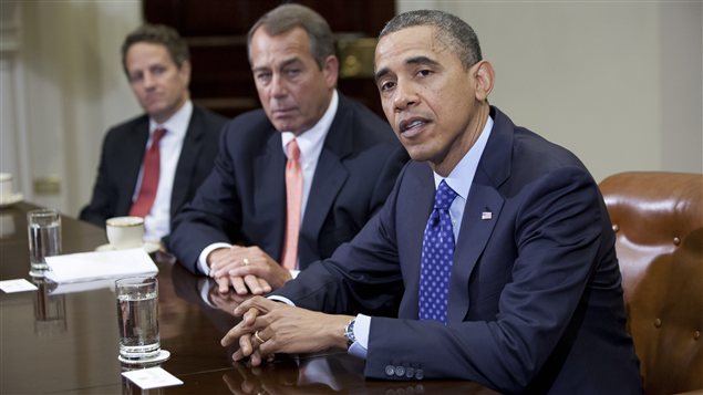 Le président américain Barack Obama avec, à sa droite, le chef de file des républicains à la Chambre des représentants, John Boehner, et le secrétaire au Trésor, Timothy Geithner 