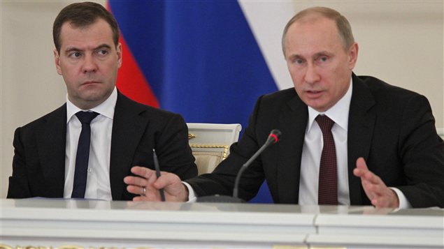 Le président Vladimir Poutine (à droite) et son premier ministre Dimitri Medvedev la veille de la promulgation de la loi.