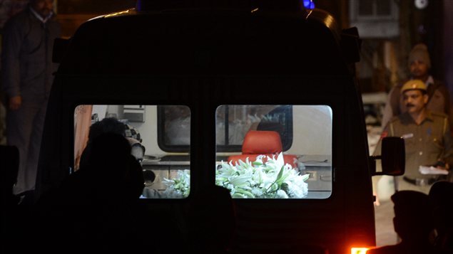 Une voiture qui transporte le corps de la victime d'un viol collectif dans les rues de New Delhi