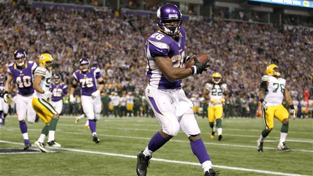 Le demi des Vikings du Minnesota Adrian Peterson a franchi la barre des 2000 verges de gain.