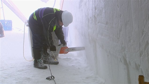 Un ouvrier travaille sur la structure de l'Hôtel de glace.