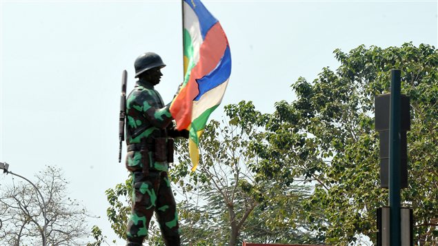 Un soldat brandit un drapeau de la République centrafricaine, dans la capitale Bangui
