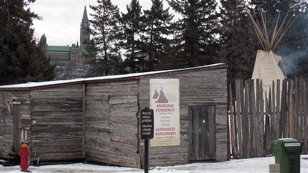 Le campement de la chef autochtone Theresa Spence, sur une île de la rivière des Outaouais. En arrière-plan: le Parlement canadien