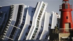 Le 13 janvier, le bateau de croisi�re Costa Concordia s'�choue au large de la c�te italienne. Trente-deux personnes meurent dans l'accident.