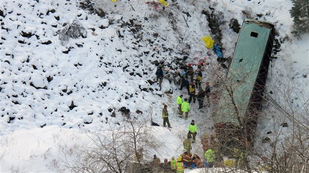 Des secouristes sur la scène de l'accident.