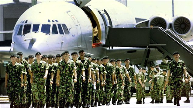 Des soldats britanniques participant à la force internationale de l'ONU au Timor oriental arrivent à l'aéroport de Darwin, en Australie, en 1999.