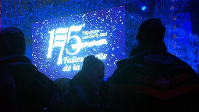 Des Saguenéens assistent au spectacle pour souligner les 175 ans du Saguenay-Lac-Saint-Jean.