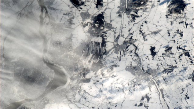 Montréal, à gauche, et la Rive-Sud depuis la Station spatiale internationale. Photo prise par Chris Hadfield.
