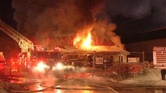 L'équipement industriel et les bombonnes de propanes sur le site n'ont pas facilité la tâche des pompiers.