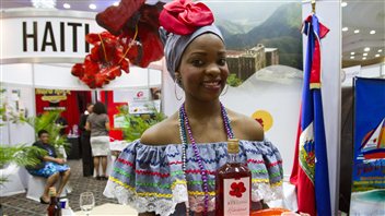 Une Haïtienne expose les produits de son pays dans une foire de tourisme tenue à Santo Domingo, en juin 2012.