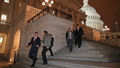 Des membres de la Chambre des représentants quittent le Capitole après la session extraordinaire du 1er janvier.