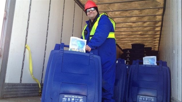 Le programme de recyclage de Saskatoon débute avec la distribution de conteneurs bleus.