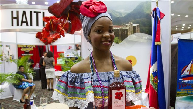Une Haïtienne expose les produits de son pays dans une foire de tourisme tenue à Santo Domingo, en juin 2012.