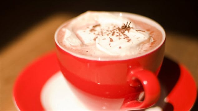 Une tasse orange de chocolat chaud.