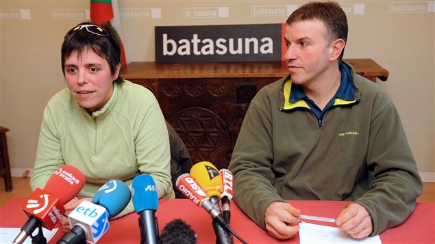 Maite Goyenetxe (gauche) et Jean-Claude Aguerre (droite), membres de Batasuna, lors de la conférence de presse du 3 janvier 2013 à Bayonne, au cours de laquelle ils ont annoncé la dissolution du parti.