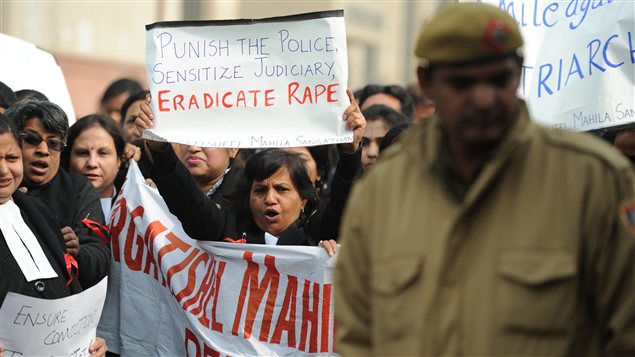 Les avocats indiens manifestent devant le tribunal où sont jugés les accusés du viol collectif d'une jeune étudiante à New Delhi.