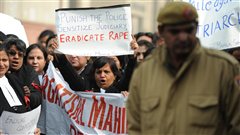 Les avocats indiens manifestent devant le tribunal o� sont jug�s les accus�s du viol collectif d'une jeune �tudiante � New Delhi. 