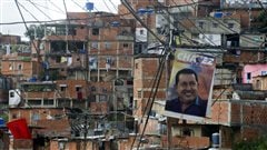 Une affiche montrant Hugo Chavez dans un quartier populeux de Caracas.