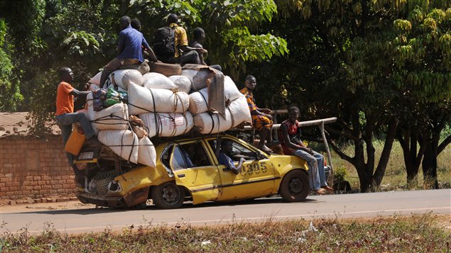 Des habitants de Damara quittent leur ville le 2 janvier 2013, en prévision de l'offensive des rebelles.