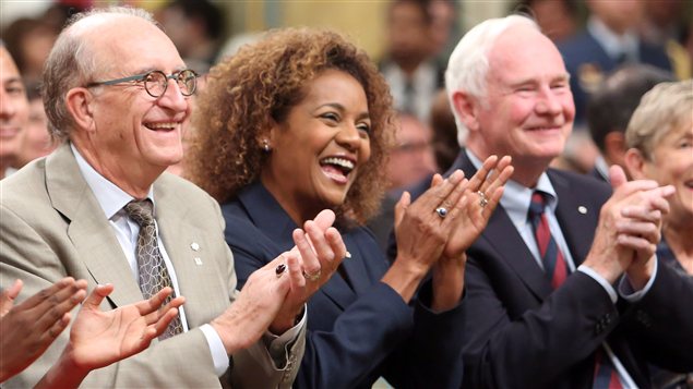 L'ancienne gouverneure générale du Canada, Michaëlle Jean, avec, à sa droite son mari Jean-Daniel Lafond et, à sa gauche, l'actuel gouverneur général, David Johnston