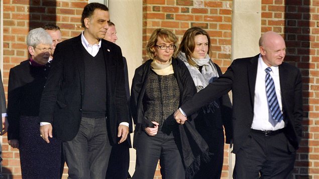 Gabrielle Giffords, l'ancienne représentante du huitième district de l'Arizona à la Chambre des représentants des États-Unis, en visite à l'école de Newtown, au Connecticut, où s'est déroulée une tuerie le 14 décembre 2012.