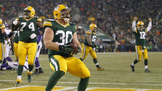 Le centre-arrière John Kuhn des Packers de Green Bay crie de joie après avoir marqué un touché.
