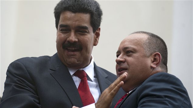 Au Venezuela, le vice-président Nicolas Maduro (g) et le président de l'Assemblée nationale Diosdado Cabello (d)