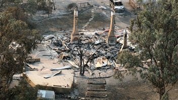 Les feux ont ravagé la nature et quelques édifices près de Dunalley en Tasmanie
