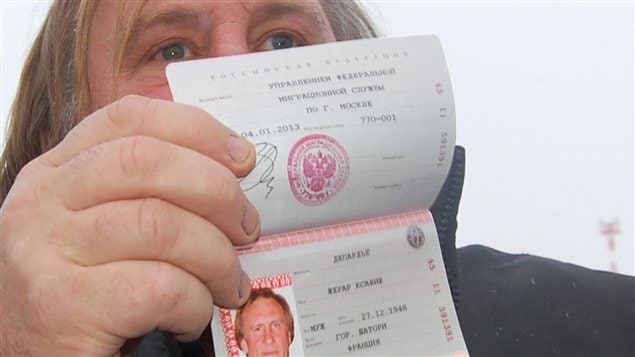 G�rard Depardieu montre son nouveau passeport russe.
