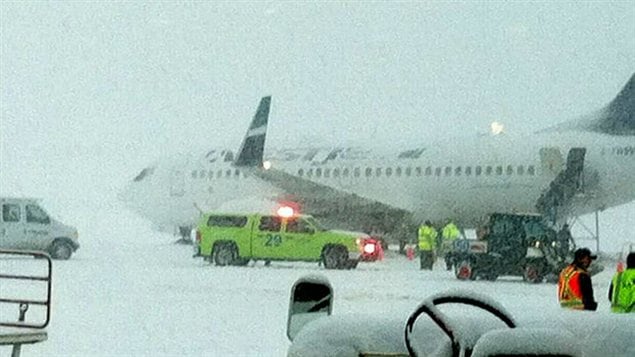 Avion WestJet Kelowna glisse neige