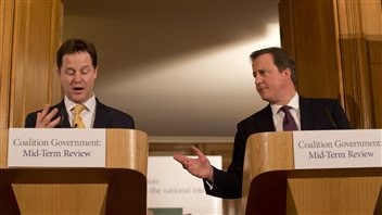 Le premier ministre britannique David Cameron et, à sa droite, le vice-premier ministre, Nick Clegg