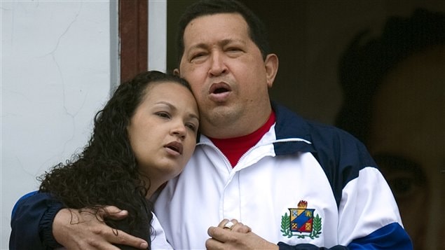 Le président du Venezuela, Hugo Chavez, et sa fille, Rosa Virginia, au balcon du palais présidentiel à Caracas en avril 2012