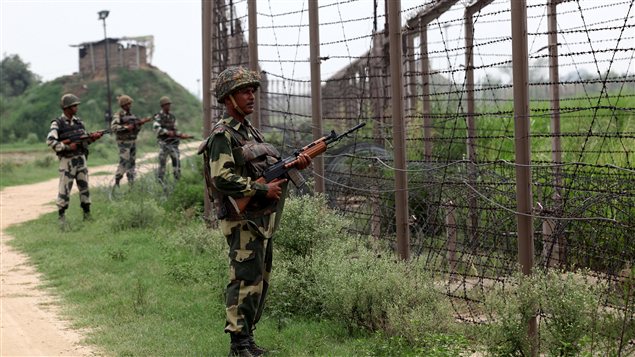 Des soldats indiens montent la garde devant la Ligne de contrôle au Cachemire à quelque 65 km de la ville indienne de Jammu.