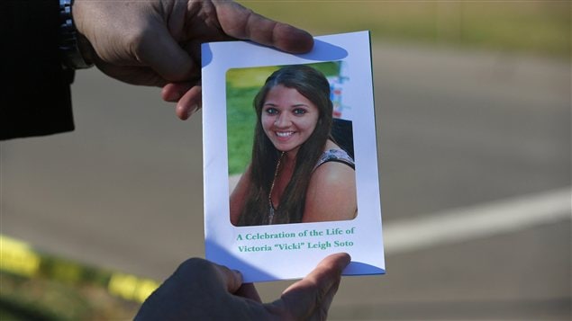 Un membre de la famille de Victoria Soto tient entre ses mains le programme de la célébration en l'honneur de l'enseignante qui a été tuée dans la tuerie de l'école de Sandy Hook, à Newtown (Colorado).