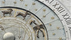 D�tail d'une ancienne horloge montrant les signes du zodiaque, � la Piazza dei Signori, � Padoue, en Italie  | � iStock