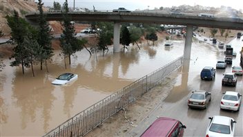 Les crues-éclairs provoquées par les pluies diluviennes paralysent de nombreuses routes dans le pays.