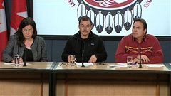 Le chef de l�Assembl�e des Premi�res Nations, Shawn Atleo, en conf�rence de presse avec le chef r�gional de la Saskatchewan, Perry Bellegarde, et la chef r�gionale de la Colombie-Britannique, Jody Wilson-Raybould, le 10 janvier 2013, � Ottawa.