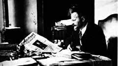 Léon Trotsky lit le journal <i>Le militant</i> en 1931 / © Wikipédia Léon Trotsky lit le journal <i>Le militant</i> en 1931 / © Wikipédia