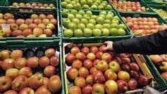 Un �talage de pommes au supermarch�